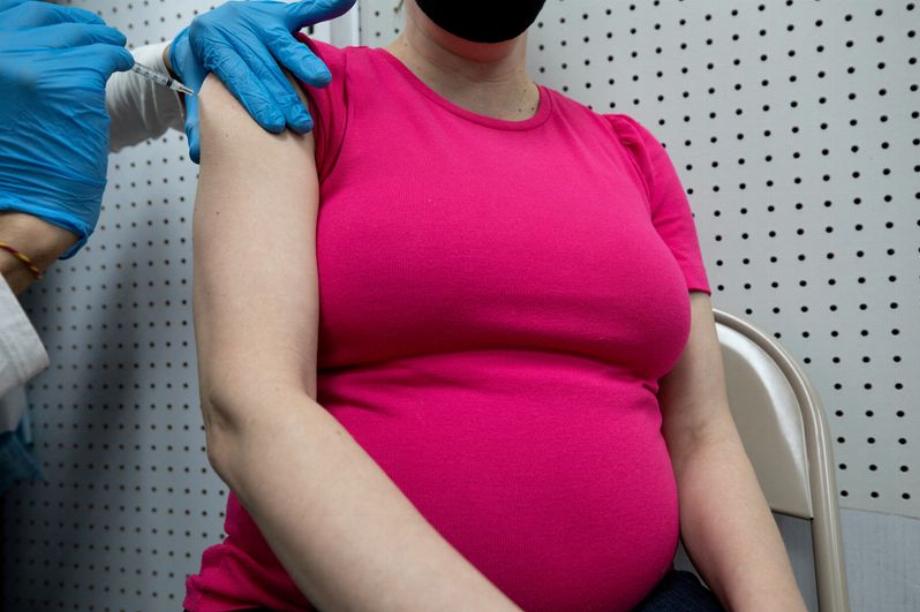 Des études récentes ont révélé que les femmes enceintes atteintes de COVID positif sont deux fois plus susceptibles d'accoucher prématurément que celles qui n'ont pas contracté le virus (REUTERS)