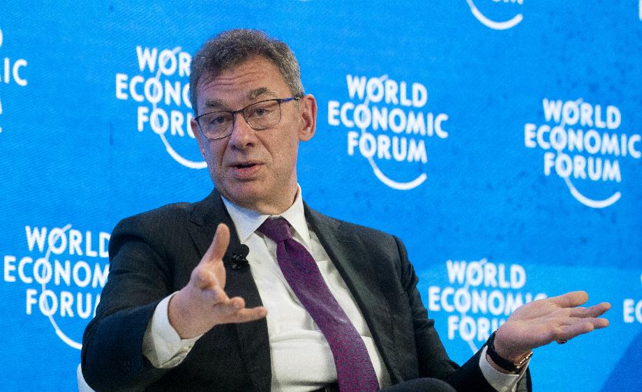 Le PDG de Pfizer, Albert Bourla, fait des gestes lors d'une discussion au Forum économique mondial (WEF) à Davos, en Suisse, le 25 mai 2022. REUTERS/Arnd Wiegmann