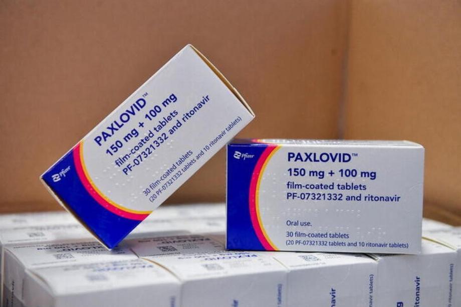 PHOTO DE FICHIER. La pilule pour le traitement de la maladie à coronavirus (COVID-19) Paxlovid dans des boîtes, à l'hôpital Misericordia de Grosseto, en Italie. 8 février 2022. REUTERS/Jennifer Lorenzini