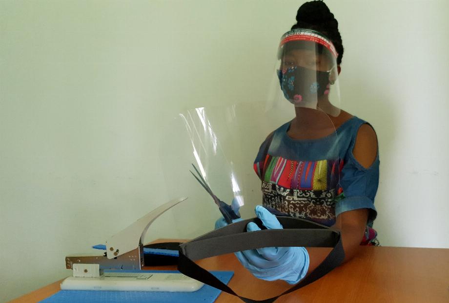 Un travailleur en Tanzanie prépare des masques faciaux contre le COVID - REUTERS/Stringer