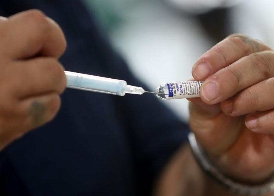 Un agent de santé prépare une dose du vaccin Spoutnik V contre le COVID-19, au Parque Tecnopolis, Buenos Aires, Argentine, le 15 avril 2021. REUTERS/Agustin Marcarian