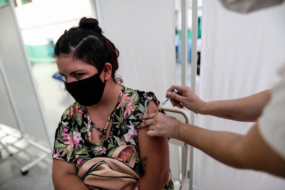 Une femme reçoit son vaccin contre le covid-19 le 19 février 2021 à Buenos Aires. Les scientifiques pensent que la contagion malgré la vaccination est due à une perte progressive de l'immunité au fil du temps.EFE/Juan Ignacio Roncoroni