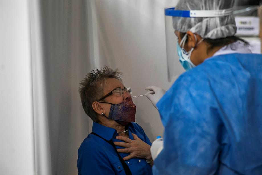 Une infirmière effectue un test covid-19 sur une femme, à Buenos Aires (Argentine). EFE/Demian Alday Estévez/File