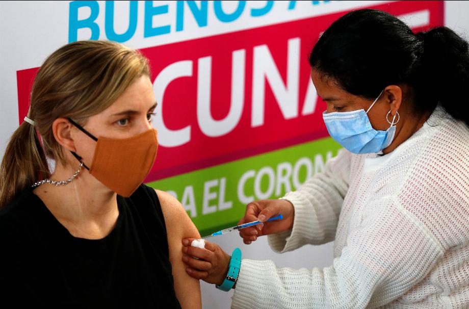 La campagne de vaccination à deux doses a été un succès en Argentine (REUTERS/Agustin Marcarian)