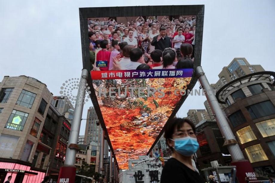Écran géant avec des images de Xi Jinping en visite dans la région du Xinjiang (Reuters/fichier)