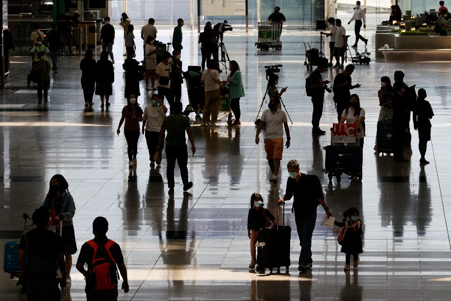 Des voyageurs arrivent dans un aéroport chinois, le 26 septembre 2022. REUTERS/Tyrone Siu/File