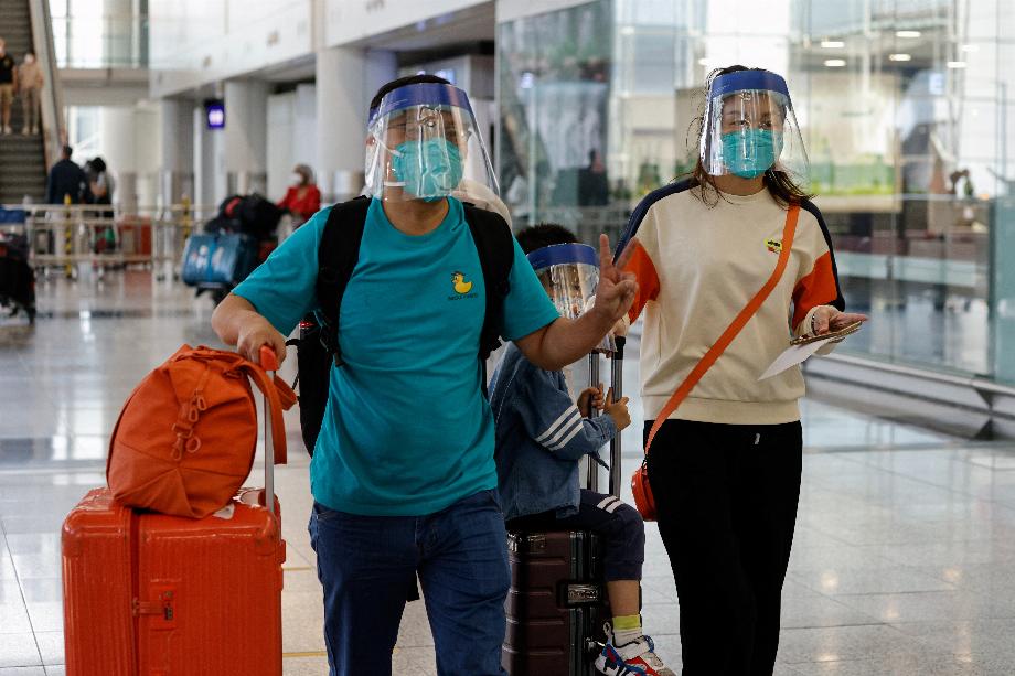 Un voyageur à l'aéroport international de Hong Kong, Chine, le 26 septembre 2022. REUTERS/Tyrone Siu/File