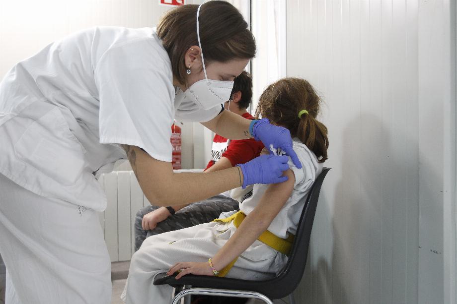 15-12-2021 Une jeune fille reçoit une dose du vaccin Covid-19, à l'hôpital Son Durea, le 15 décembre 2021, à Palma, Majorque, Îles Baléares (Espagne). Aujourd'hui, la vaccination contre le Covid-19 commence dans toute l'Espagne pour les enfants de 5 à 11 ans. L'intervalle entre les doses sera d'au moins 8 semaines. Comme chez les adultes, après avoir reçu le vaccin, la personne vaccinée doit être observée pendant 15 minutes pour détecter des réactions immédiates. SANTÉ Isaac Buj - Europa Press