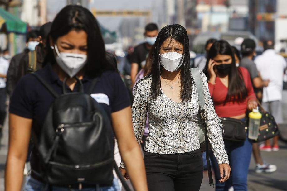 L'utilisation de masques au Pérou sera nécessaire pour prévenir la contagion face à une nouvelle vague de cas positifs, selon un expert. (Andin)
