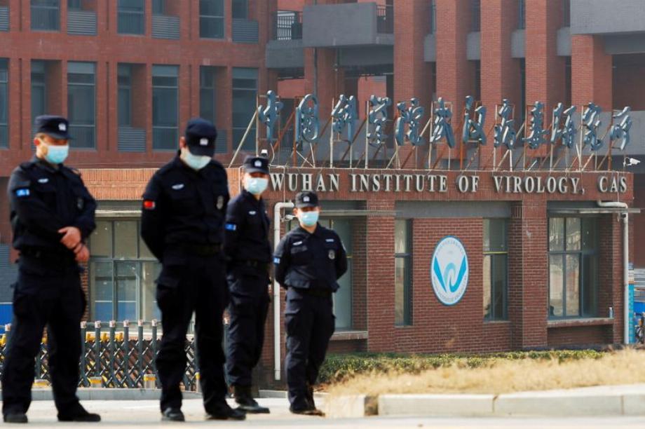 Image d'archive du personnel de sécurité gardant l'extérieur de l'Institut de virologie de Wuhan lors de la visite de l'équipe de l'Organisation mondiale de la santé (OMS) chargée d'enquêter sur les origines du COVID-19, à Wuhan, dans la province du Hubei, en Chine. 3 février 2021. REUTERS/Thomas Peter/File
