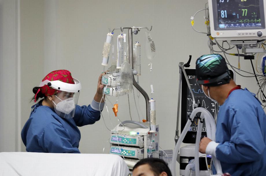 Le personnel médical s'occupe d'un patient dans une unité de soins intensifs NO COVID à l'hôpital El Tunal, le 17 janvier 2021, à Bogotá, en Colombie. EFE/ Mauricio Duenas Castañeda
