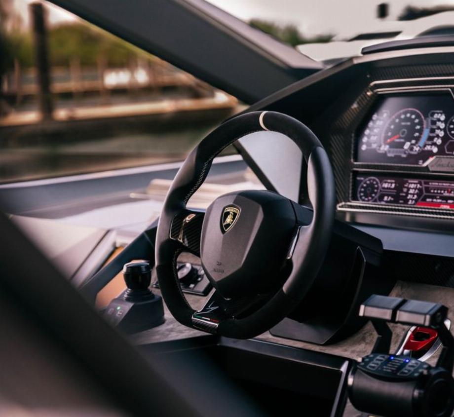 Une partie de l'argent a été utilisée pour acheter une Lamborghini, au lieu de l'utiliser pour des entreprises en difficulté financière.