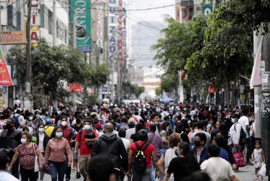 Image d'archive de personnes marchant dans une rue bondée alors que de nouveaux cas de COVID-19, entraînés par la variante omicron, augmentent à Lima, au Pérou. 12 janvier 2022. REUTERS/Angela Ponce/File