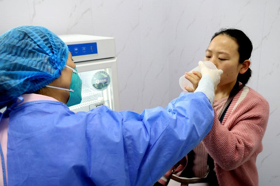 Une personne reçoit un vaccin COVID-19 inhalé produit par la société pharmaceutique chinoise CanSino Biologics, dans un centre de services de santé communautaire à Lianyungang, province du Jiangsu, Chine le 3 novembre 2022. China Daily via REUTERS/File