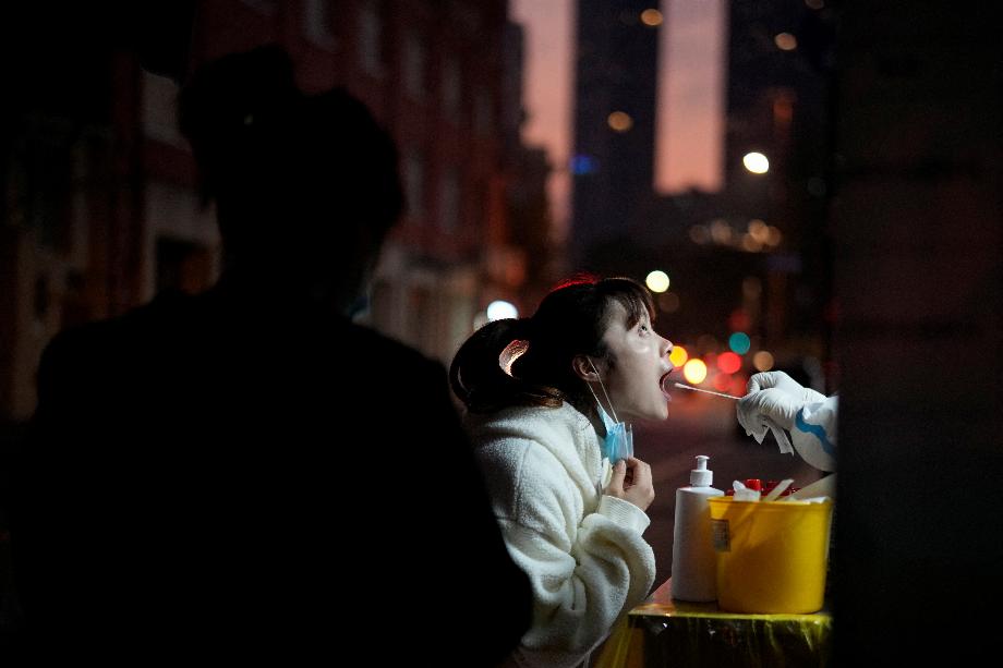 Une femme est testée pour la maladie à coronavirus (COVID-19) dans un centre de test d'acide nucléique, à Shanghai, en Chine, le 15 novembre 2022. REUTERS/Aly Song