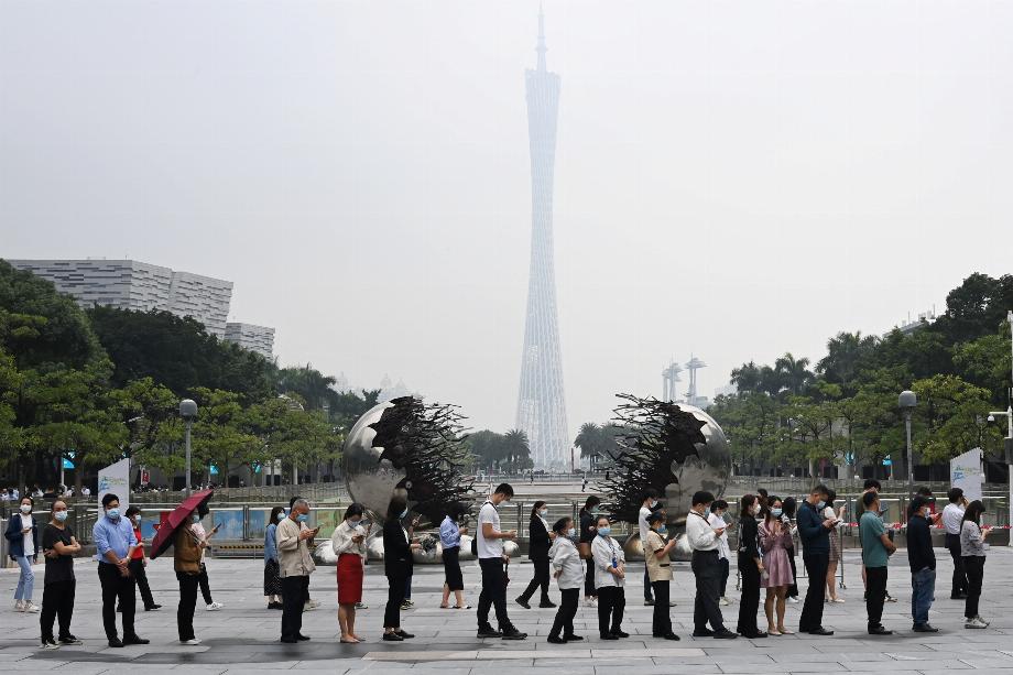 Les gens font la queue pour être testés pour la maladie à coronavirus (COVID-19) sur un site de test d'acide nucléique, à Flower Town Square à Guangzhou, province du Guangdong, Chine le 16 novembre 2022. cnsphoto via REUTERS