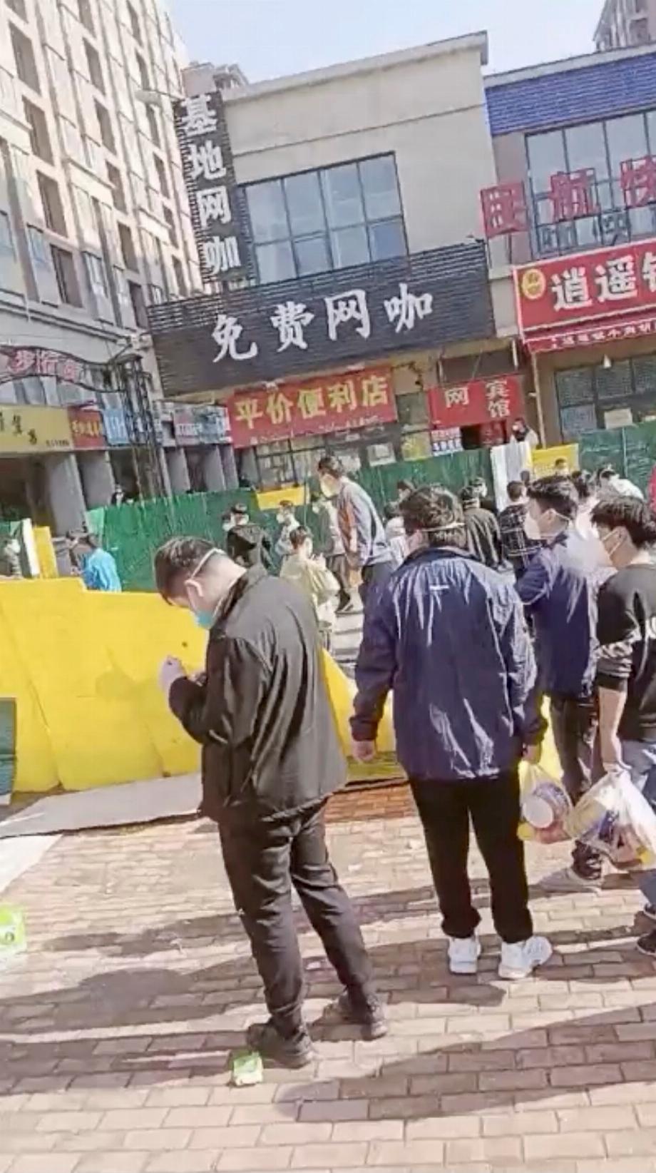 Un groupe de personnes traverse une clôture abaissée à la suite d'une manifestation à l'usine de Foxconn à Zhengzhou, en Chine, dans cette capture d'écran obtenue à partir d'une vidéo publiée le 23 novembre 2022. Vidéo obtenue par Reuters/via REUTERS CETTE IMAGE A ÉTÉ FOURNIE PAR UN TIERS. NE PAS RÉSOUDRE. NE PAS ARCHIVER