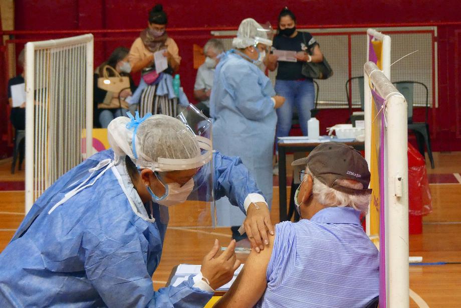 Les contagions à CABA ont augmenté de plus de 105 % la semaine dernière, ce qui a généré une plus grande fréquentation des centres de vaccination (EFE/Enrique García Medina)