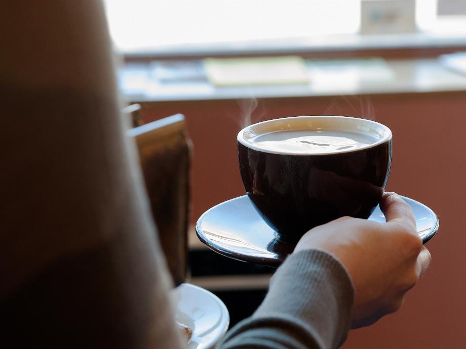 Selon de nouvelles recherches, boire du café pourrait être un moyen efficace de se protéger contre la contraction du virus.
