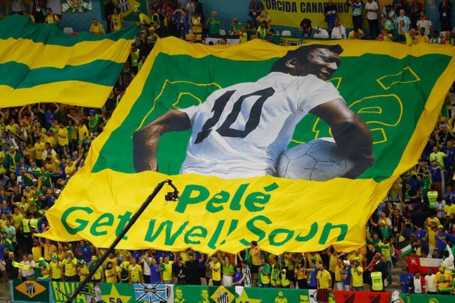 Une centaine de supporters de Santos, berceau du football de Pelé, se sont réunis ce dimanche devant la clinique où l'ancien joueur reste hospitalisé et ont prié pour sa guérison. (Reuters)