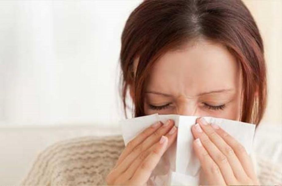 Un nez bouché peut se manifester aussi bien dans le COVID-19 que dans les cas d'allergies / Dossier