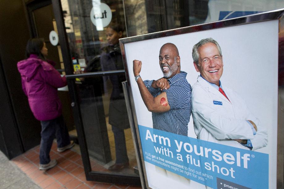 Personnes attendant de se faire vacciner contre la grippe dans une pharmacie de New York (REUTERS/Andrew Kelly)
