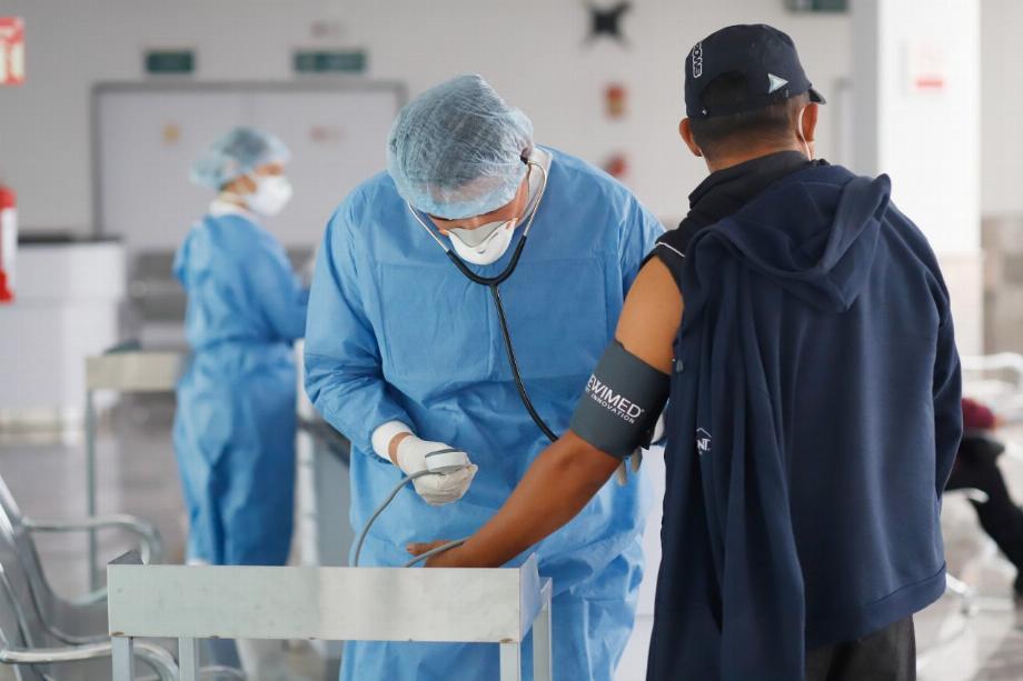 Un médecin vérifie l'état de santé d'un patient dans un hôpital au Mexique. (Photo: Cuartoscuro)