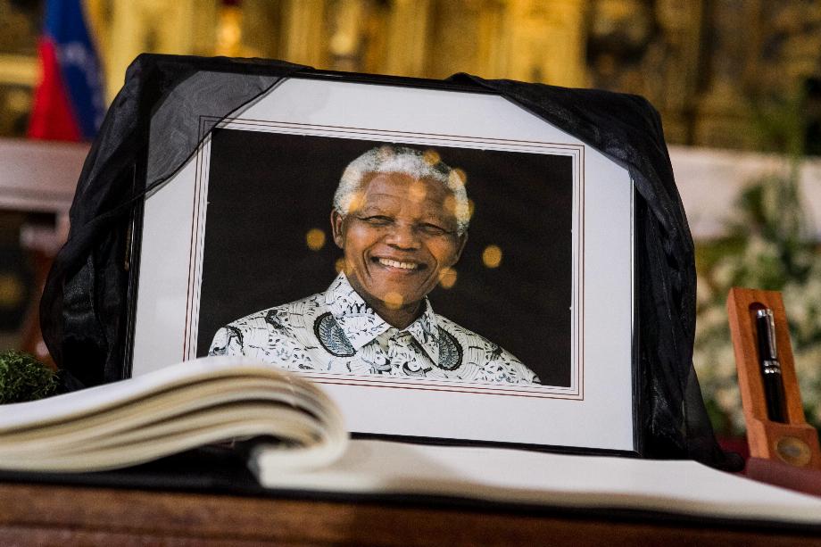 Vue d'un portrait de Nelson Mandela (Photo : EFE/MIGUEL GUTIÉRREZ/Archive)