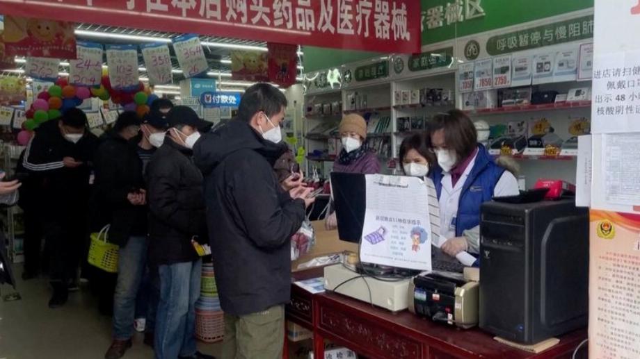 Plusieurs personnes font la queue pour acheter des médicaments dans une pharmacie de Pékin, en Chine, ce 14 décembre 2022 (Reuters)