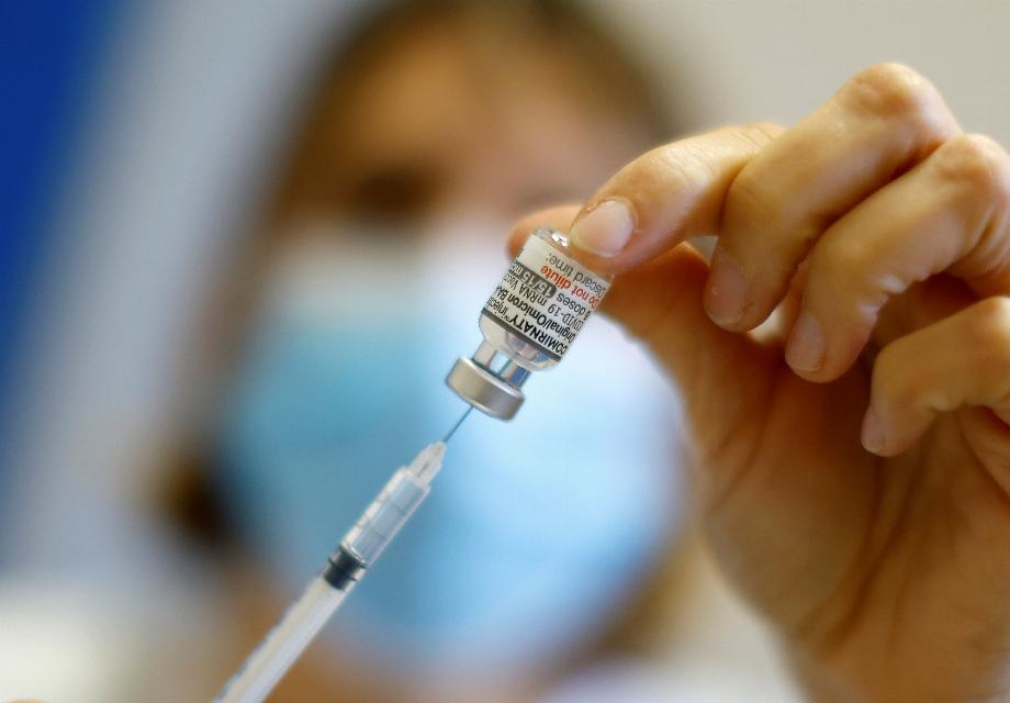 La mortalité toutes causes confondues chez les personnes vaccinées était inférieure de 37 % à celle des personnes précédemment infectées (REUTERS/Eric Gaillard)
