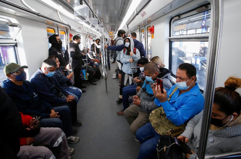 Les passagers portent des masques lorsqu'ils prennent le métro, car le gouvernement de l'État maintient l'utilisation obligatoire de masques dans les espaces publics fermés en raison d'une augmentation des infections à coronavirus (COVID-19), à Monterrey, Mexique, le 16 décembre 2022. REUTERS/Daniel Becerril