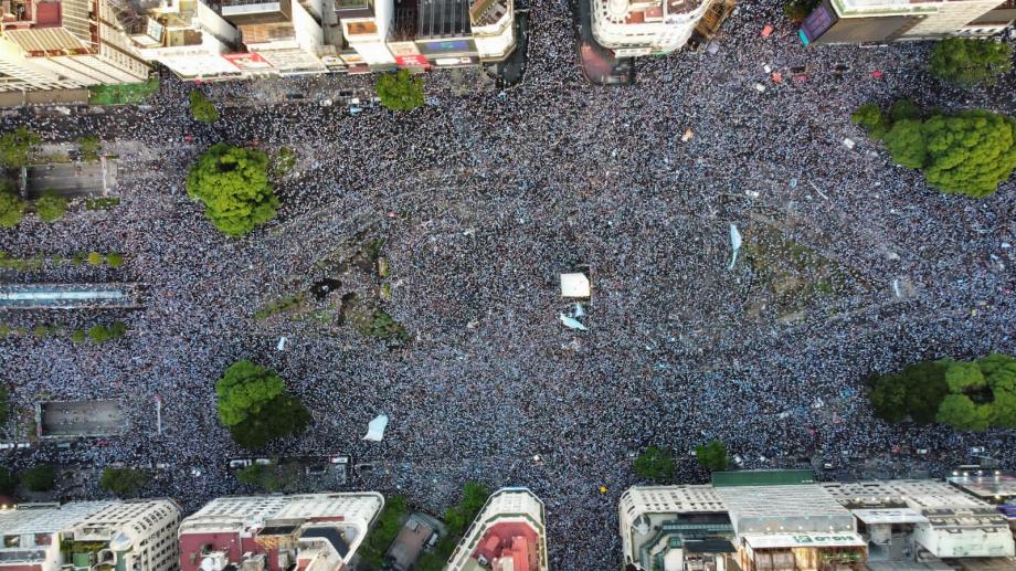Des millions d'Argentins sont descendus dans les rues du pays pour célébrer la victoire de la Coupe du monde après 36 ans, ces foules augmentent le risque de transmission du virus