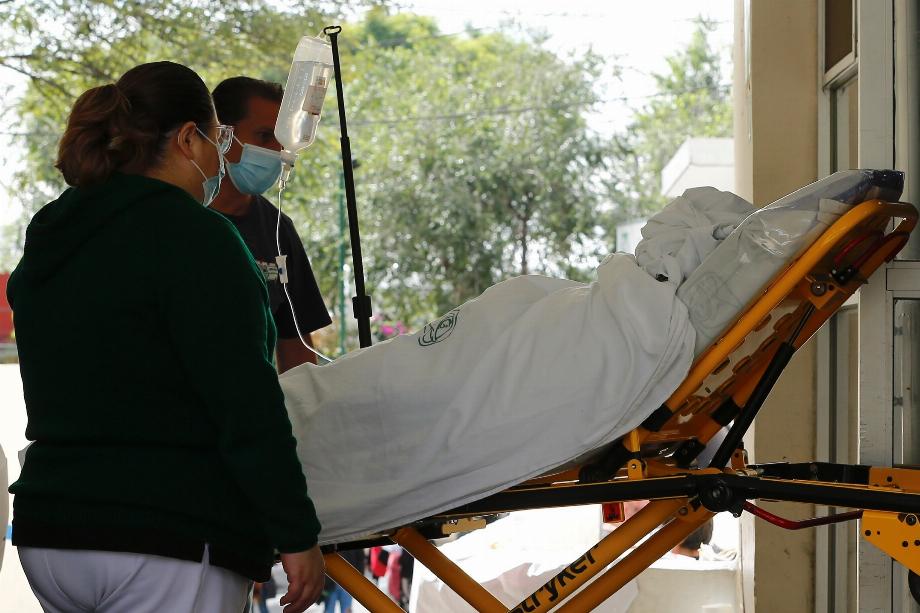 Une personne infectée par le covid-19 entre dans la zone des urgences de l'hôpital Los Venados, à Mexico (Mexique). EFE/ Carlos Ramírez