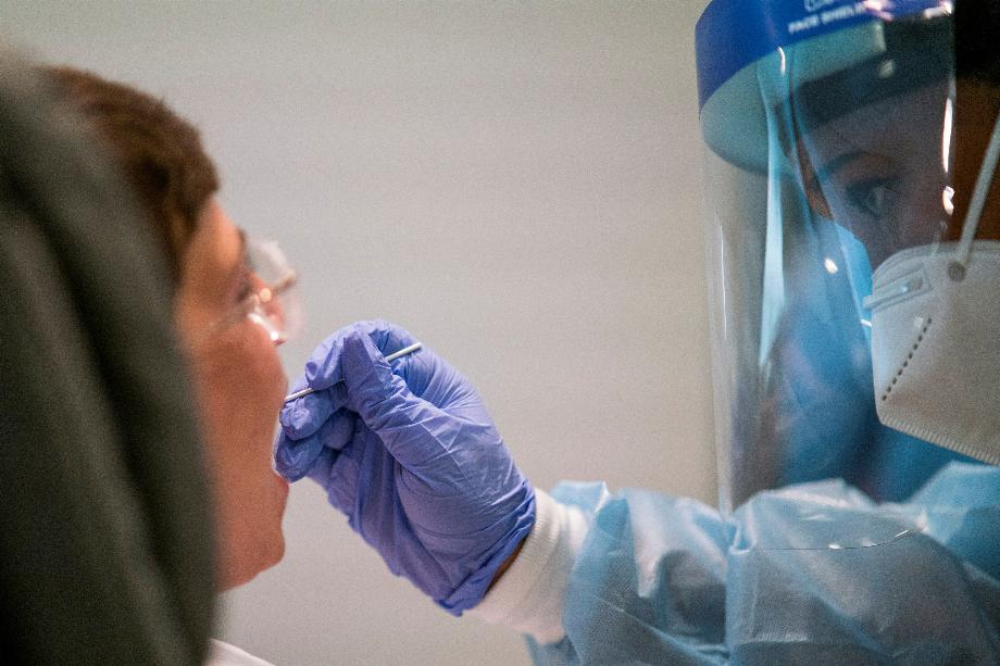 Un agent de santé effectue un test de maladie à coronavirus (COVID-19) sur un voyageur aérien avant un vol El Al vers Israël à l'aéroport international JFK de New York, États-Unis (REUTERS/Eduardo Munoz/File)