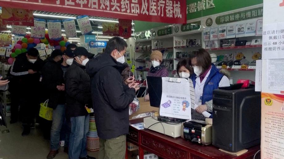 Des gens font la queue pour acheter des médicaments dans une pharmacie de Pékin, en Chine, le 14 décembre 2022, dans cette capture d'écran tirée d'une vidéo de Reuters TV. Télévision REUTERS via REUTERS/Fichier