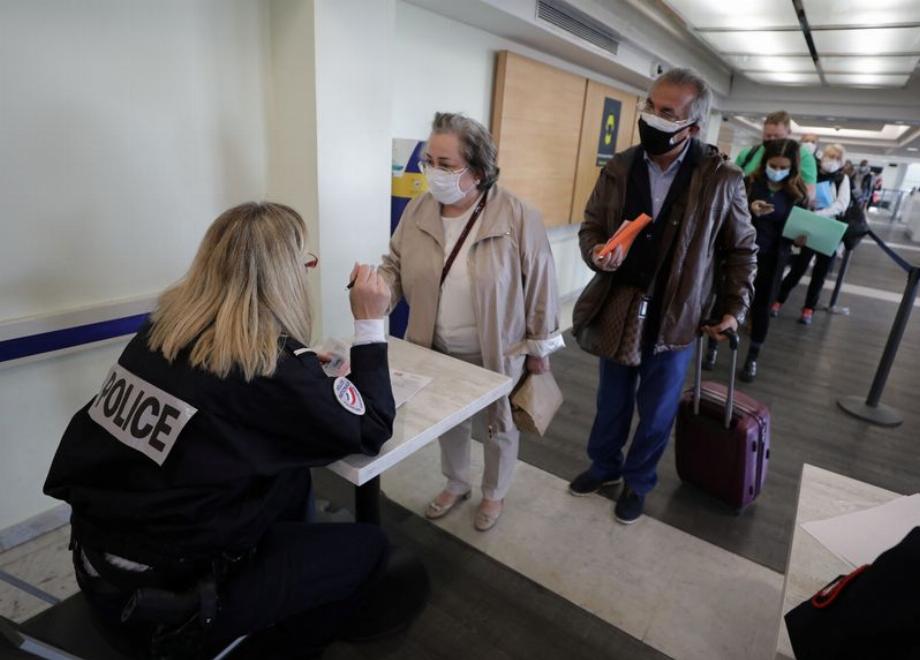 Un agent de la police des frontières française contrôle les passagers à leur arrivée à l'aéroport de Nice au milieu de l'épidémie de maladie à coronavirus (COVID-19) à Nice, France (REUTERS/Eric Gaillard/File)