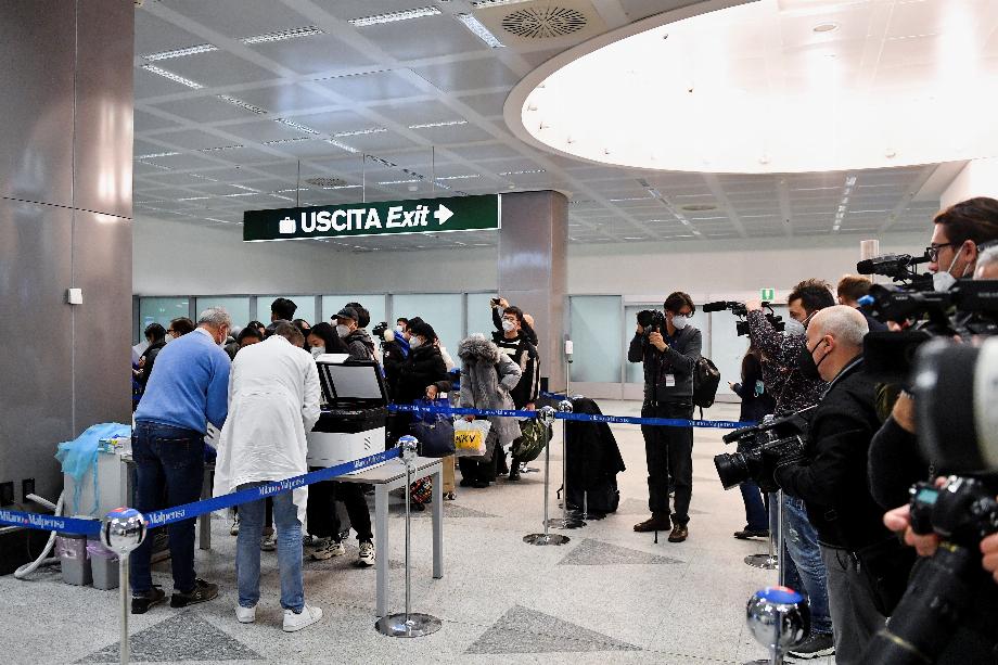 Les passagers font la queue pour s'inscrire avant d'être testés pour la maladie à coronavirus (COVID-19), à l'aéroport de Malpensa à Milan, Italie, le 29 décembre 2022. REUTERS/Jennifer Lorenzini