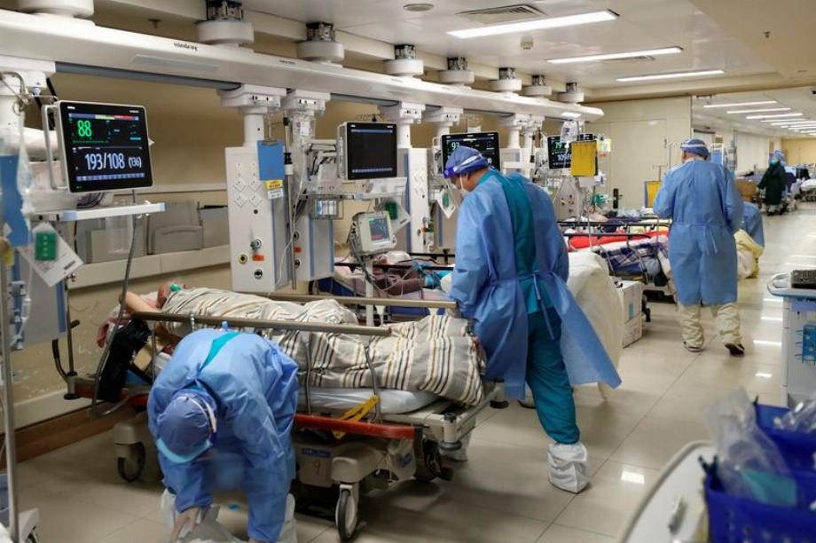 Le personnel médical s'occupe des patients dans l'unité de soins intensifs du service des urgences de l'hôpital Chaoyang de Pékin (Reuters)