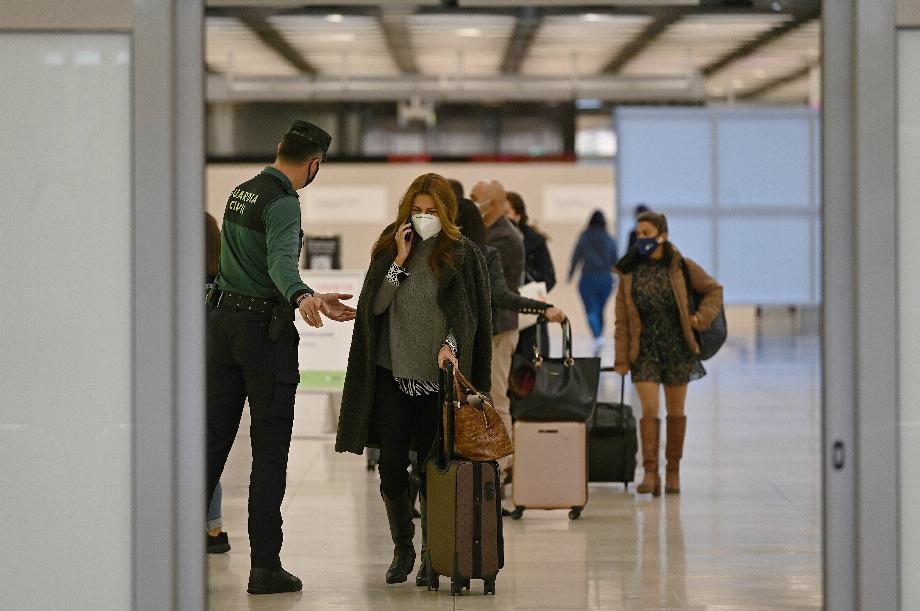 Les gardes civils gardent l'aéroport Adolfo Suárez-Barajas de Madrid. EFE/Fernando Villar/Fichier