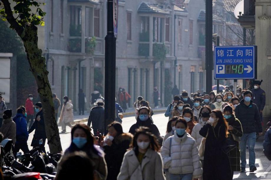 Des personnes portant des masques faciaux marchent dans une rue alors que les épidémies de la maladie à coronavirus (COVID-19) se poursuivent à Shanghai. (REUTERS/Aly Song)