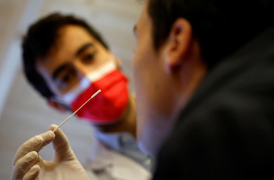 Des tests à partir de prélèvements nasaux permettent de détecter si une personne a une infection virale. Mais ils ne détectent pas les virus émergents/REUTERS/Stephane Mahe