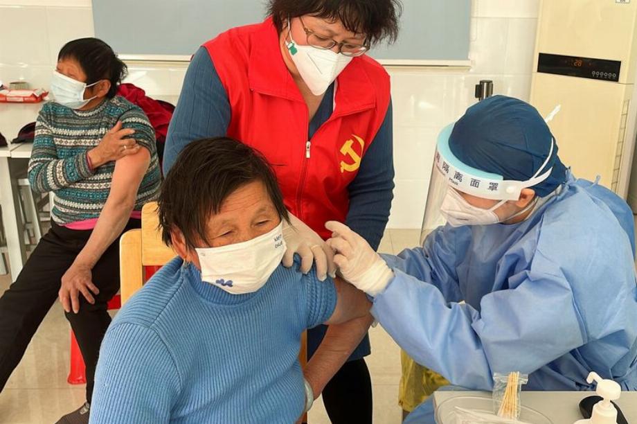 Un travailleur médical administre une dose d'un vaccin contre la maladie à coronavirus (COVID-19)