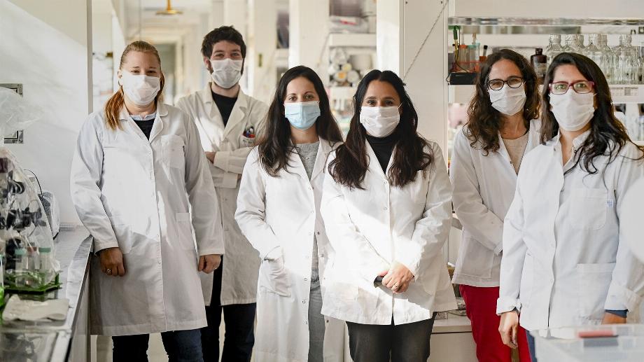 Juliana Cassataro, biologiste (UNSAM), docteur en immunologie et responsable de l'équipe UNSAM-CONICET, pose avec ses assistants