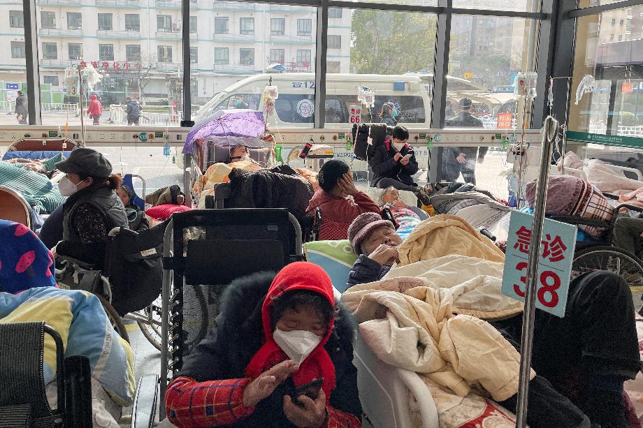 Les patients sont allongés dans des lits d'un service d'urgence d'un hôpital, au milieu de l'épidémie de maladie à coronavirus (COVID-19) à Shanghai, en Chine, le 5 janvier 2023. REUTERS/Personnel