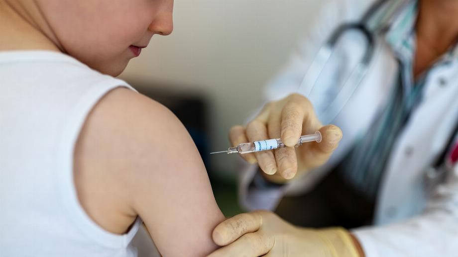 La croissance de l'adoption du vaccin COVID est passée de 75,2% en 2021 à 79,1% en 2022 dans une enquête menée dans 23 pays (Getty)
