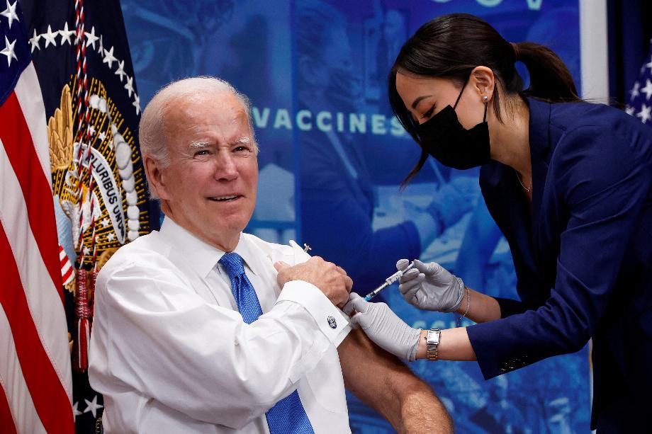 Les responsables du gouvernement de Biden ont déclaré en novembre que la possibilité d'un pic hivernal des cas de COVID et la nécessité de plus de temps pour passer à un marché privé pour la vente de tests, de vaccins et de traitements étaient deux facteurs ayant contribué à la décision d'urgence en Janvier. (Reuters)