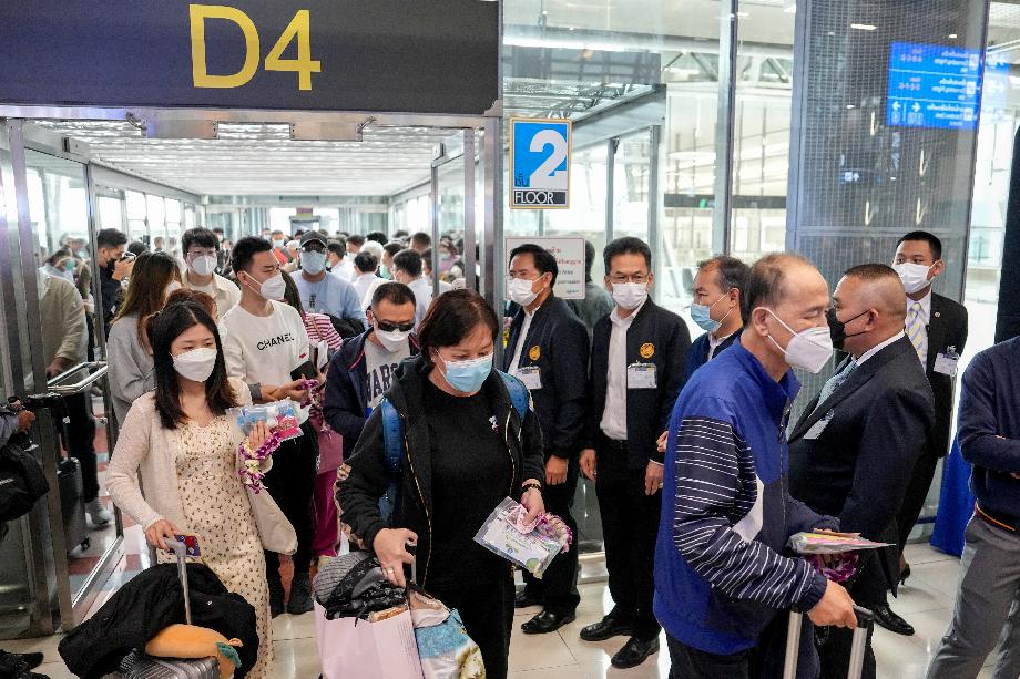 Les États-Unis exigeront des tests covid-19 négatifs de tous les voyageurs aériens en provenance de Chine pour entrer dans le pays, alléguant que Pékin ne partage pas suffisamment d'informations sur l'augmentation des cas de coronavirus. (Reuters)
