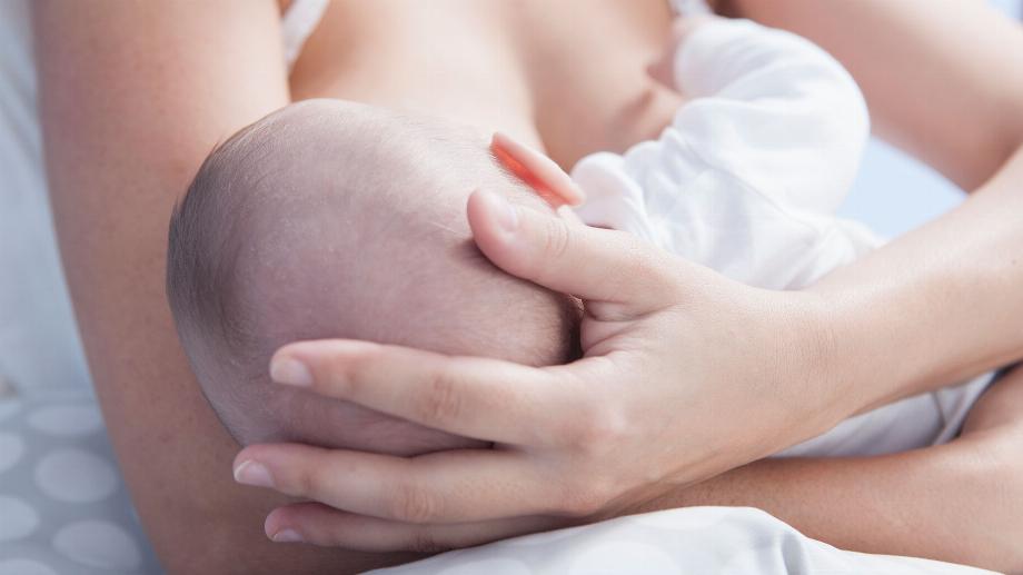 La Société argentine de pédiatrie encourage l'allaitement des mères atteintes de COVID-19 (Getty)