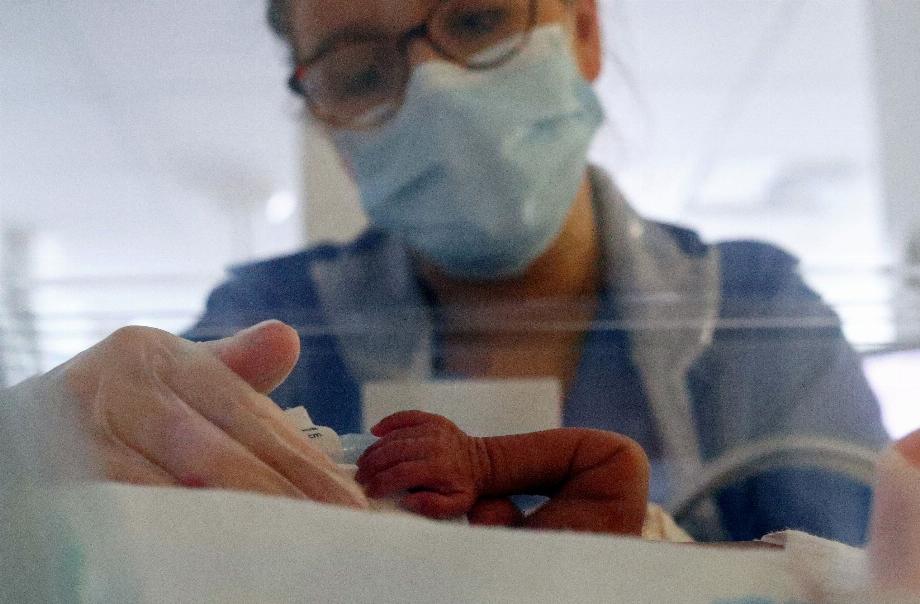 Les bébés courent un risque plus élevé d'être prématurés si la mère a eu le coronavirus pendant la grossesse/REUTERS/Hannah McKay/File
