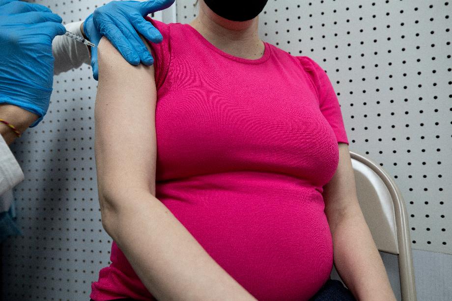 Certaines femmes enceintes ont été exposées à la désinformation et hésitent à se faire vacciner contre le COVID. Mais la vérité est que les vaccins sont sûrs et efficaces/REUTERS/Hannah Beier/File